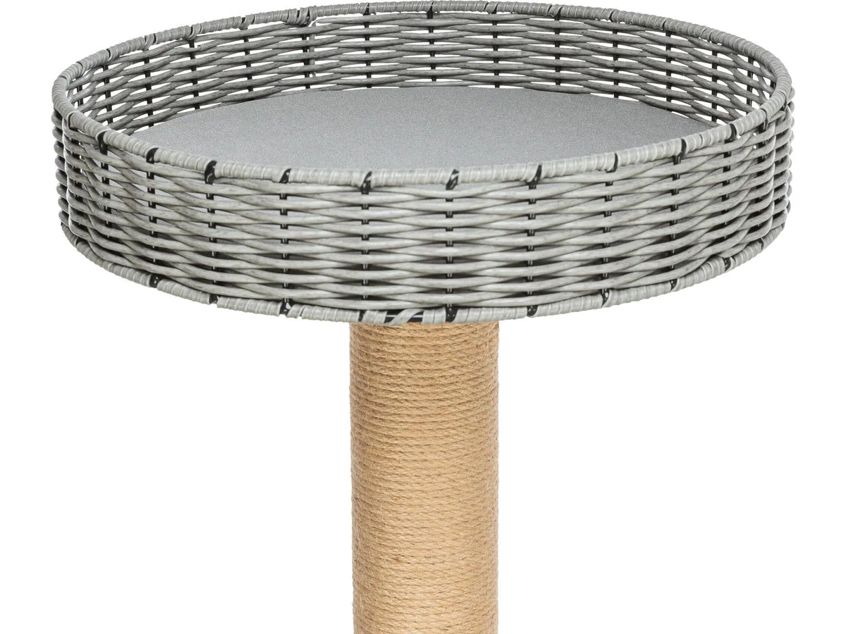 Grått polyrattan kloretre med jute stolpe og polstret koseseng for utendørs bruk.