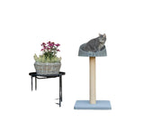 Grått Trixie Amalia utendørs kloretre med liggeplass i polyrattan og jute, med en katt.