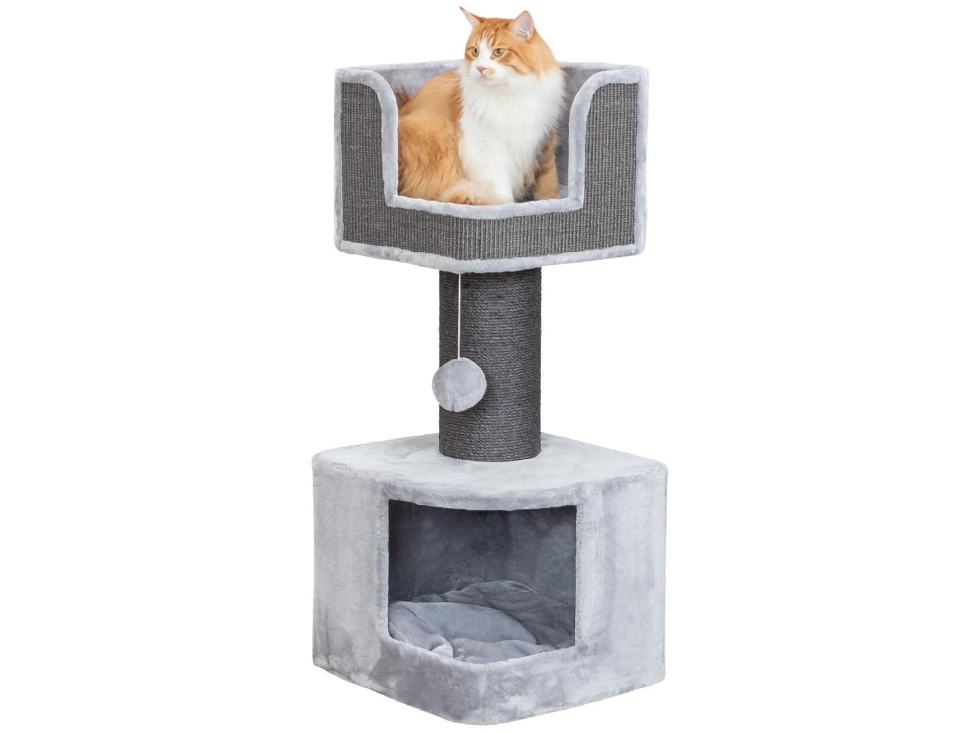 Trixie Ava II XXL klatrestativ i grå plysj og sisal med en oransje katt i toppen.