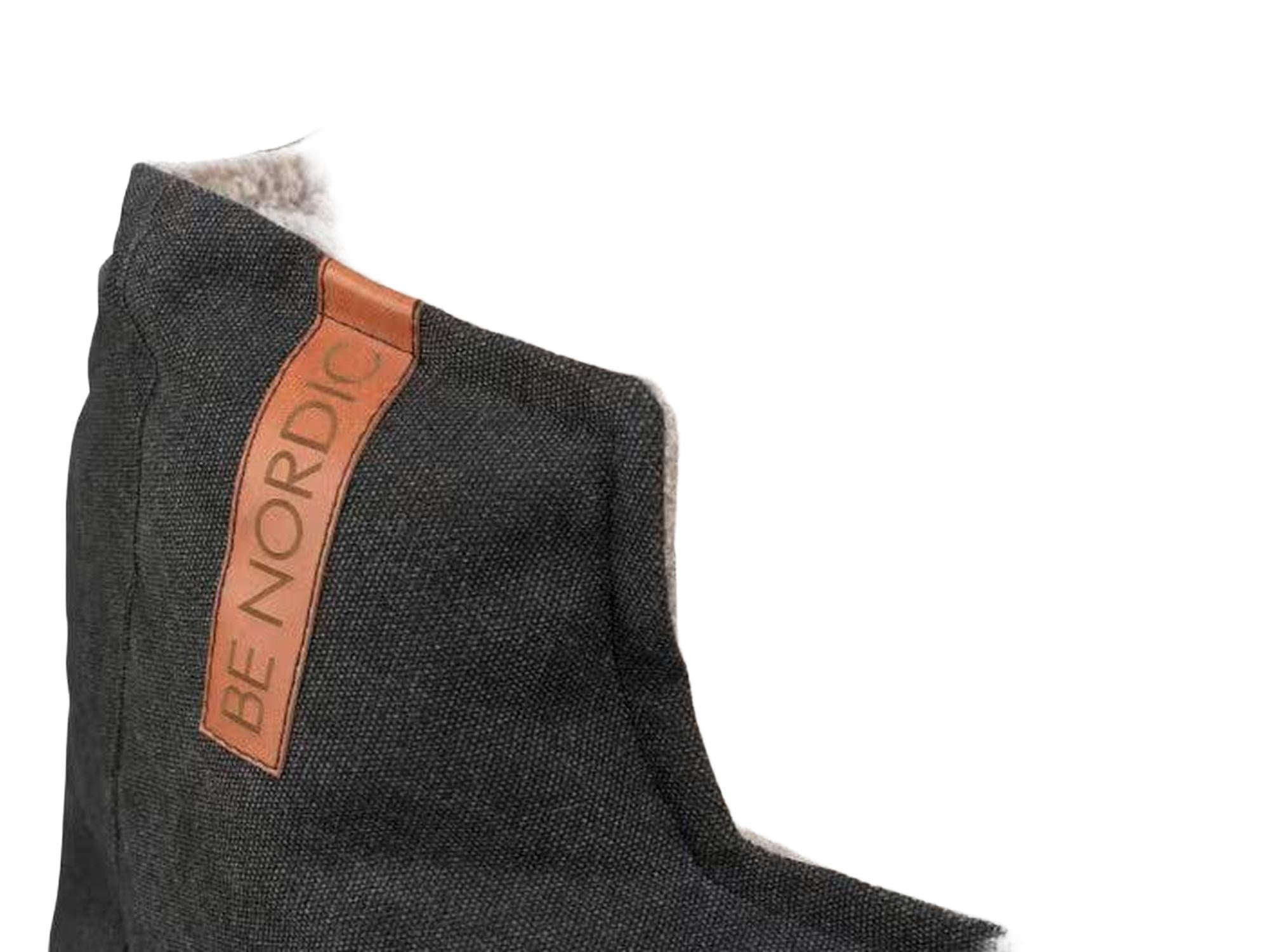 Trixie BE NORDIC hundeseng i sort canvas og myk sandfarget plysj med dekorativt skinndetalj.