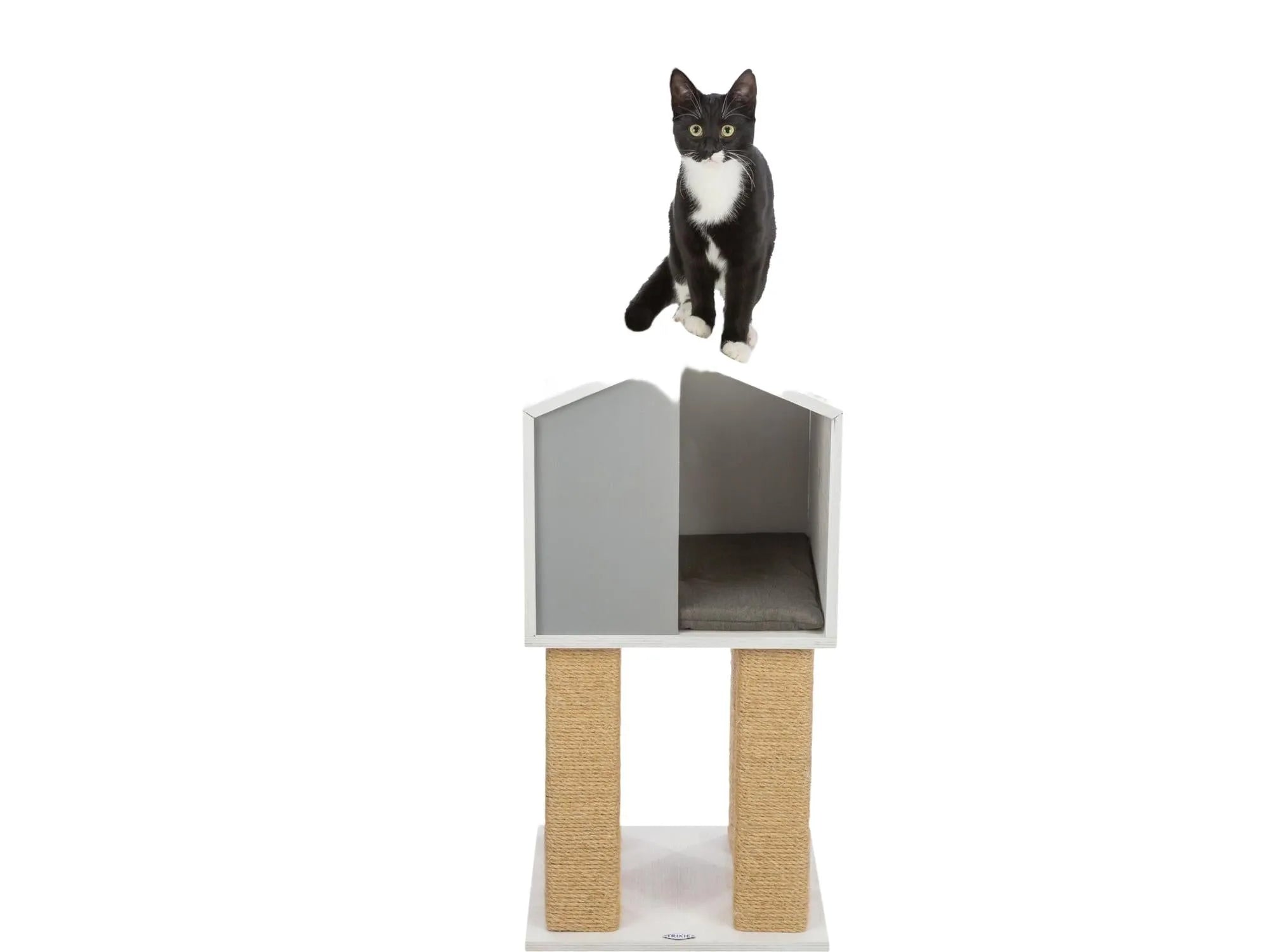 Trixie Be Nordic Jonte klorestativ i hvitt og grått med sisalstolper, flere nivåer og en svart-hvit katt.