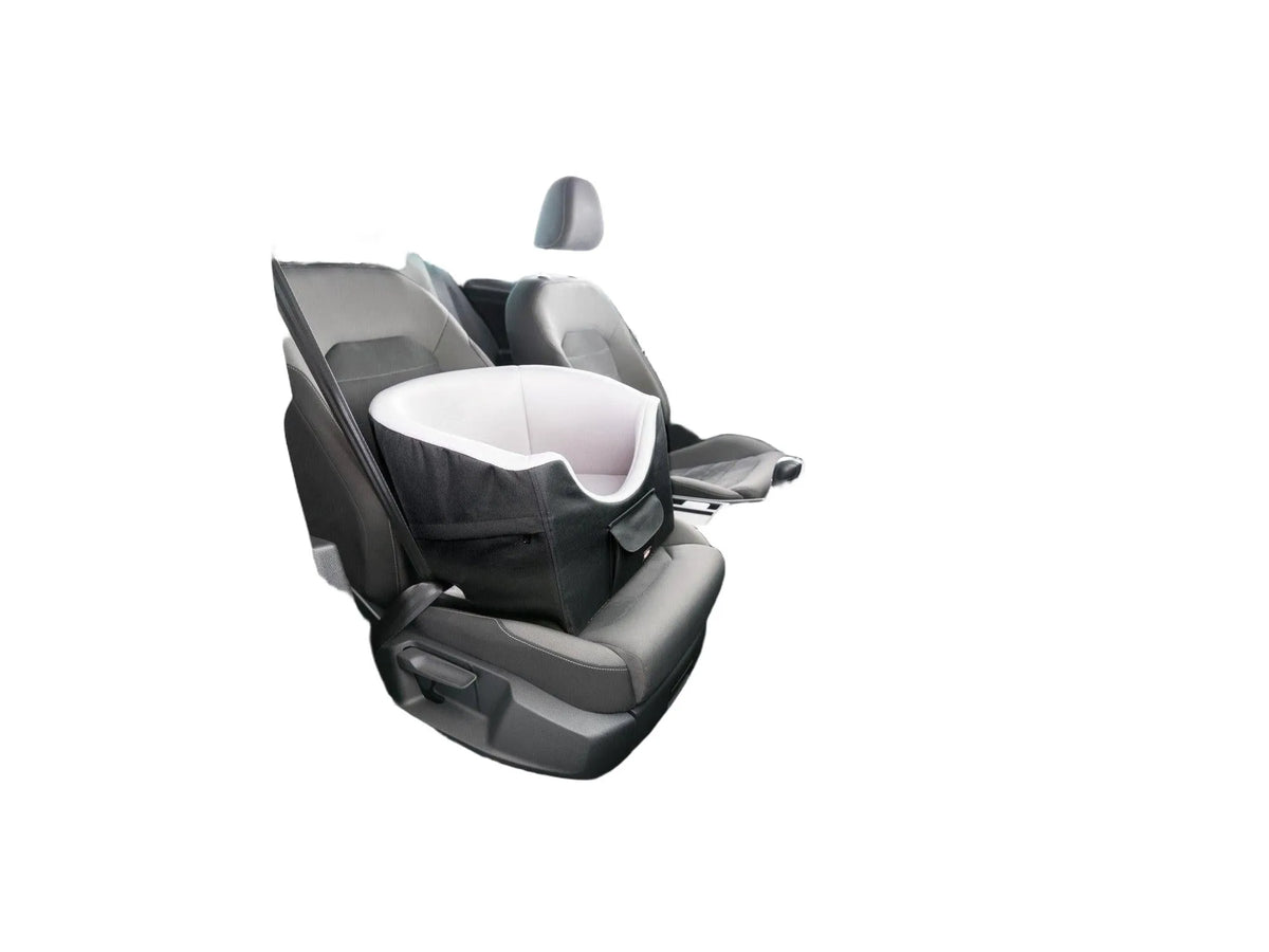 Sort/grå Trixie bilsete for hund (41x39x42cm) med myk plysj, montert i en bil.