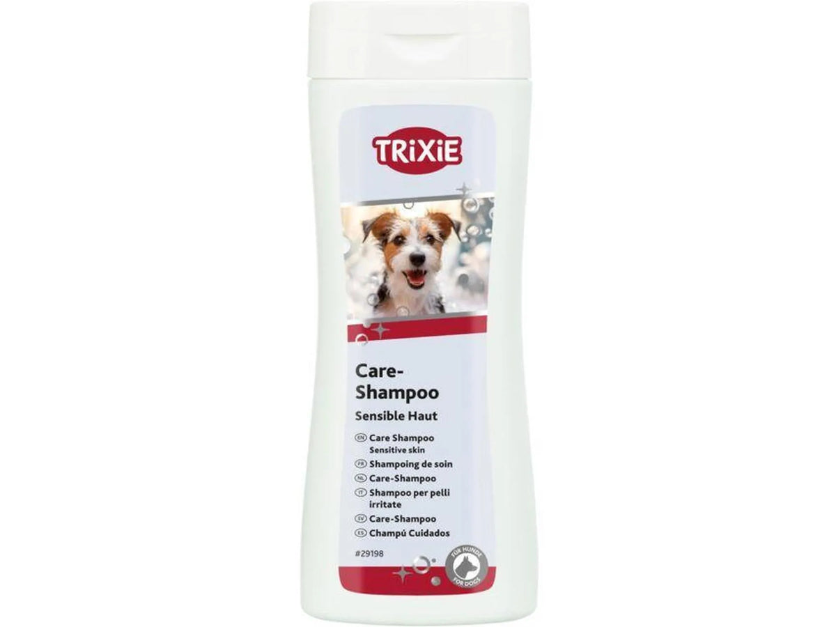Hvit Trixie Care Shampoo flaske for sensitiv hud, med bilde av en hund og rød etikett.
