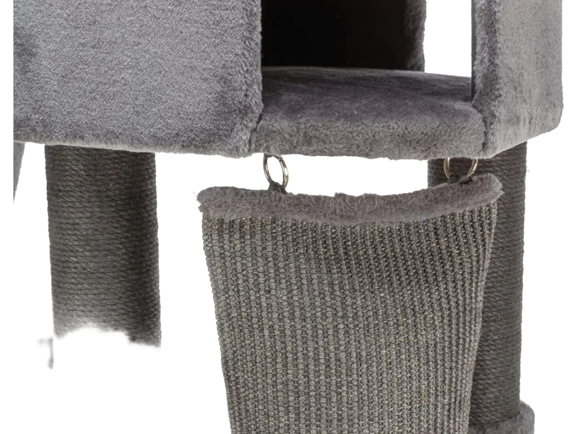 Grå Trixie Cat Tower Active med sisalkledde klorestolper, myke plattformer og en klatrerampe.