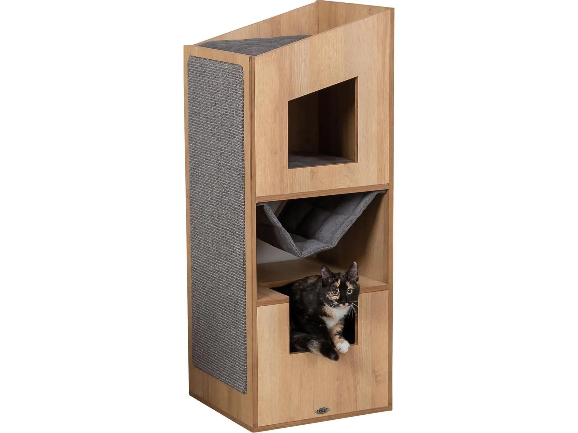 Moderne Trixie CityStyle klorestativ i lyst tre med grå sisal og puter, med en skilpaddefarget katt i en hule.