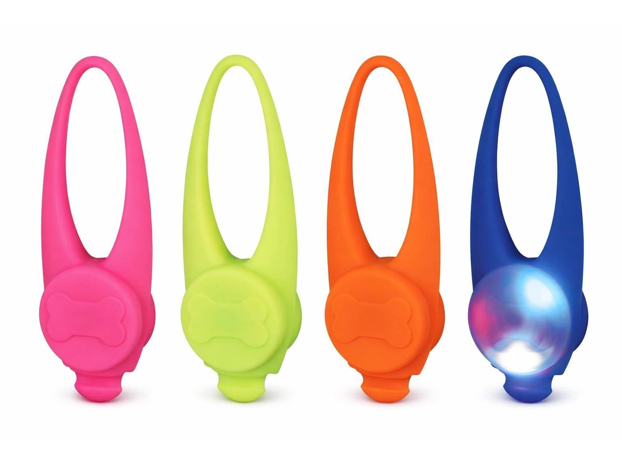 Fire Trixie Flasher hundelys i silikon: rosa, limegrønn, oransje og blå med lys på.