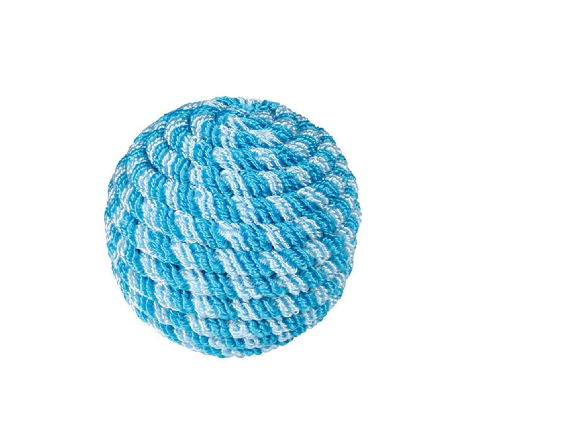 Trixie katteleke spiralball i blått og hvitt garn, ca. 4,5 cm diameter.