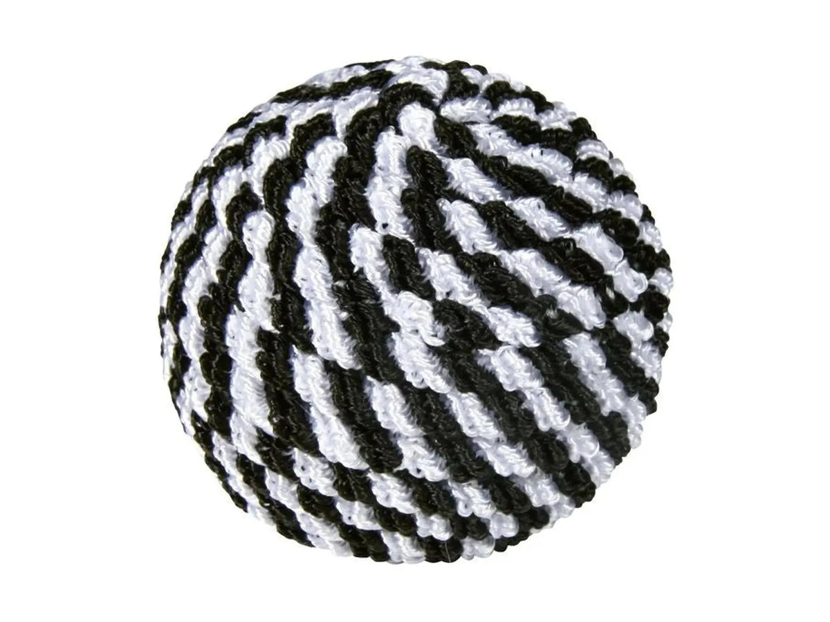 Trixie Spiralball katteleke i svart og hvitt garn, 4,5 cm diameter, med flettet spiralstruktur.