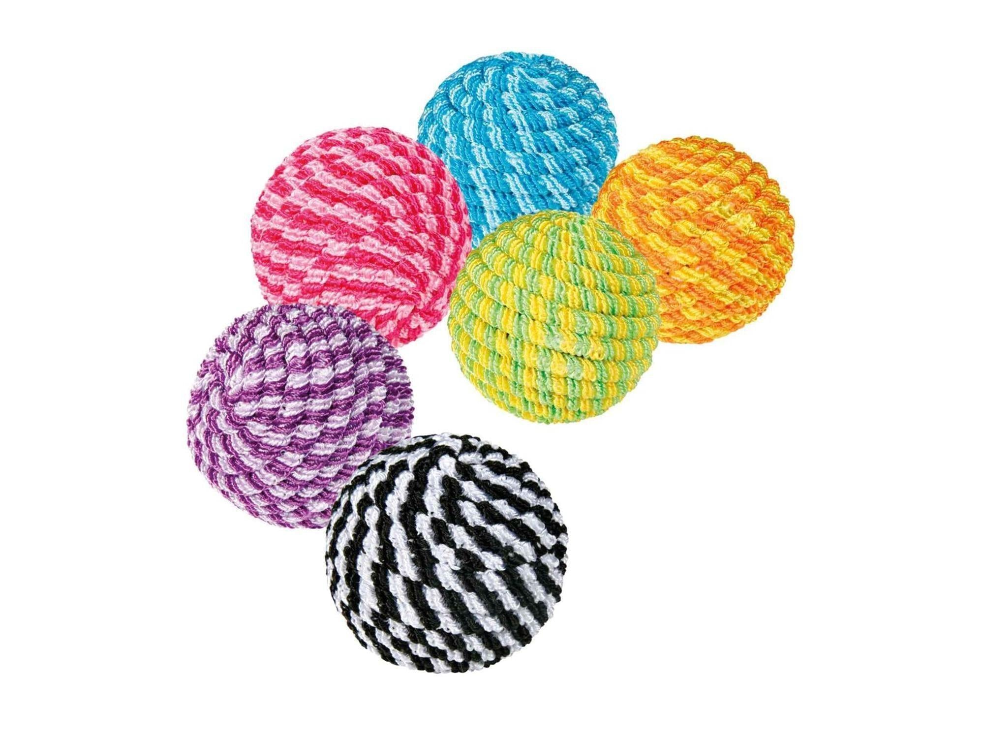 Seks fargerike Trixie Spiralballer i garn, ca. 4,5 cm, med spiralstruktur i rosa, blå, gul, grønn, lilla og svart/hvit.
