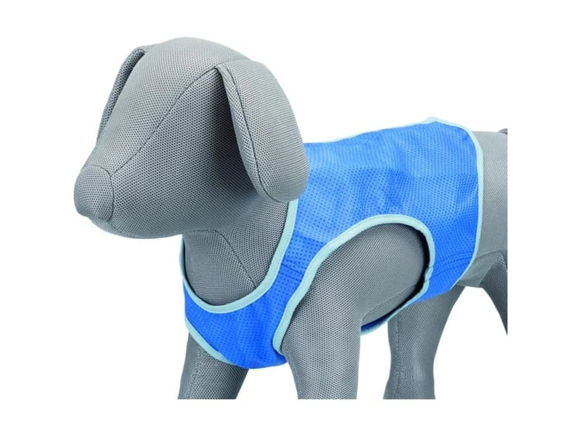 Blå kjølevest i PVA-materiale på en grå hundedukke, med lyseblå kant og borrelåsfeste.