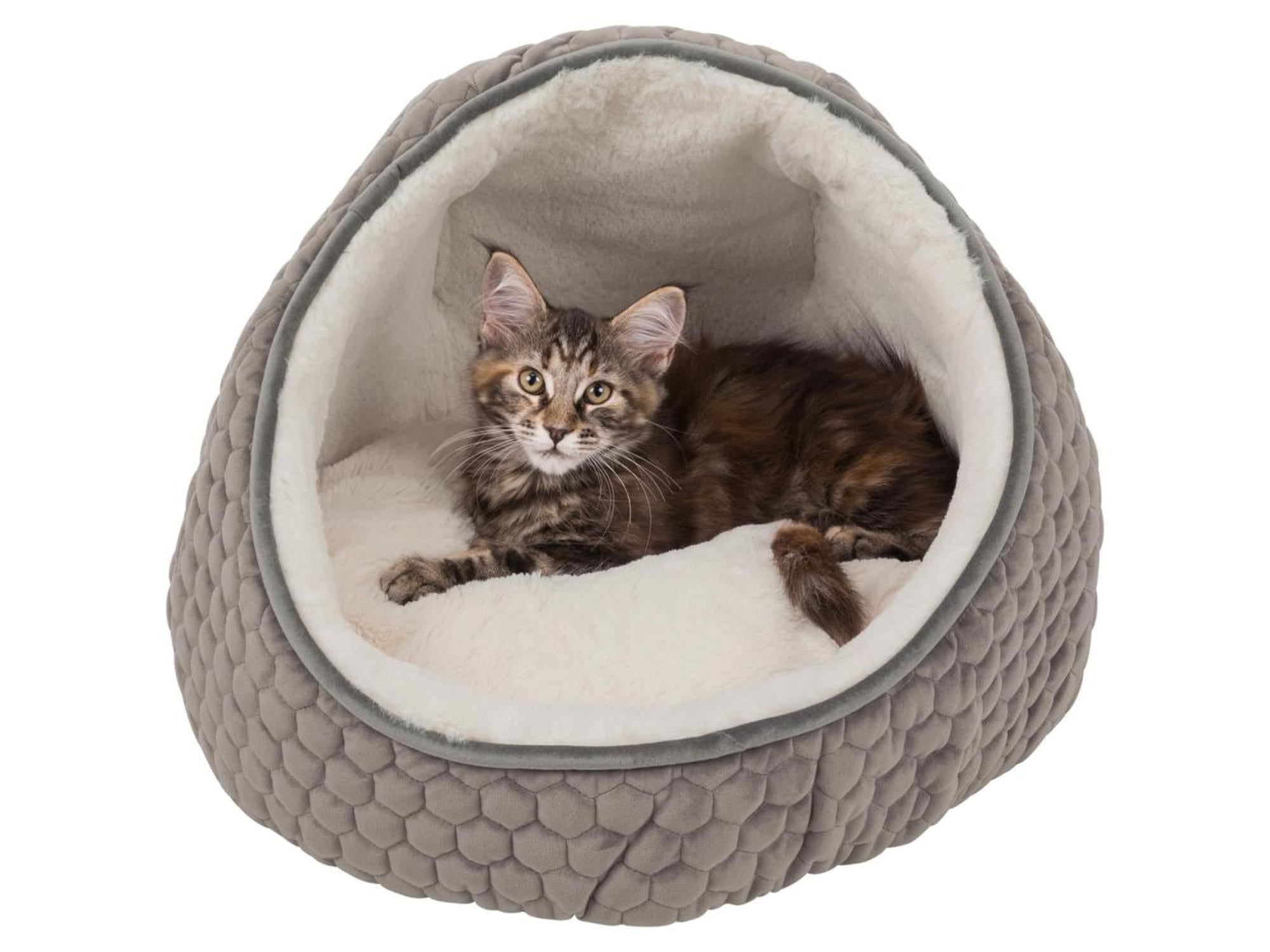 Brunstripet katt i en taupe Trixie Livia hyggehule med myk, kremfarget fôr.