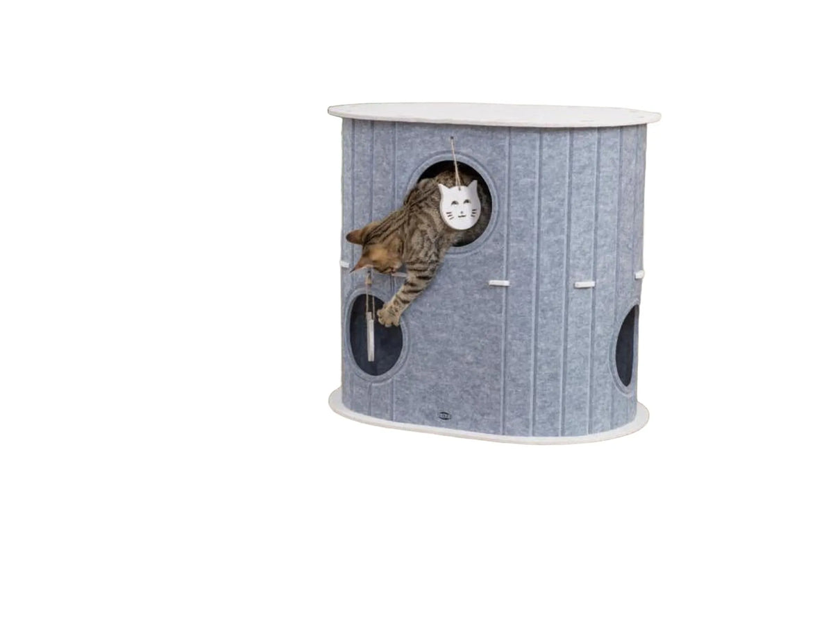 Trixie Mare oval kattehule i grå filt med 2 etasjer, 3 innganger og leke, en katt klatrer ut.