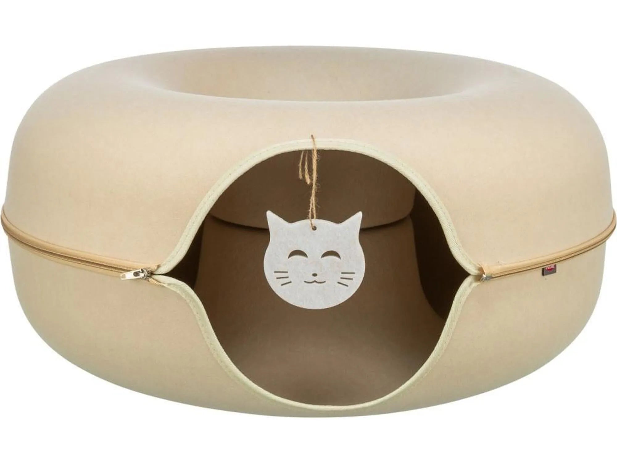 Beige Trixie Play Donut kattetunnel i filt, Ø60 cm, med glidelås og en hvit katteleke.