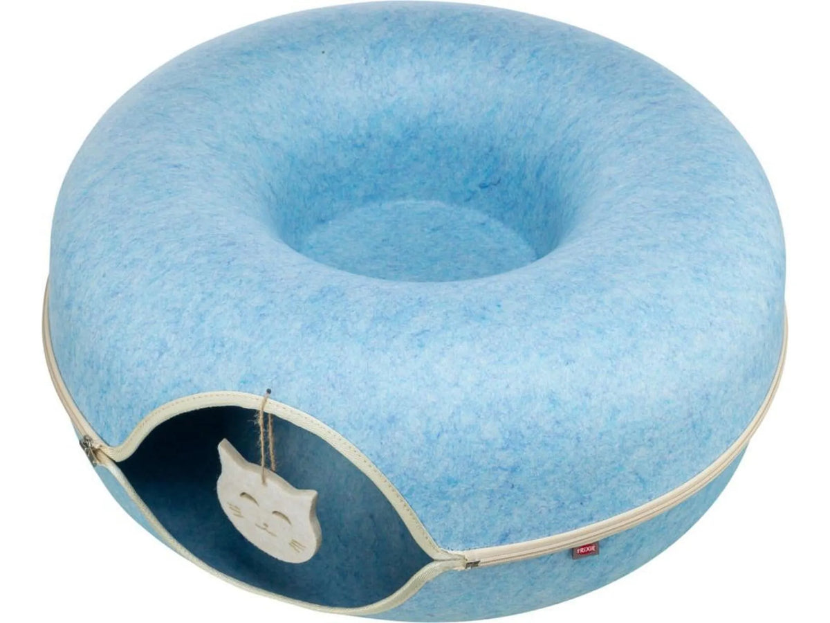 Blå Trixie Play Donut kattetunnel i filt, Ø60 cm, med beige kant, glidelås og hvit katteleke.