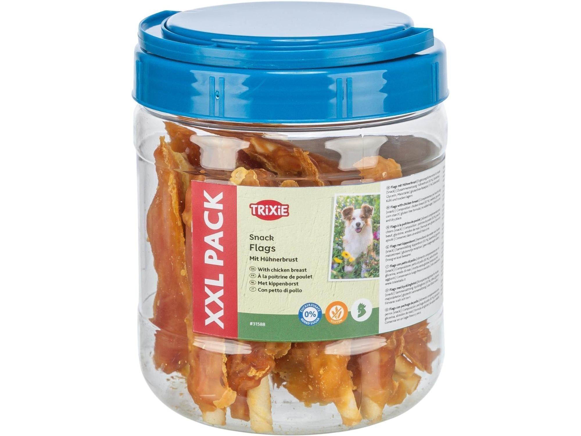 Trixie Premio Chicken Flags XXL Pack i en klar plastboks med blått lokk, fylt med kyllingtyggebiter.