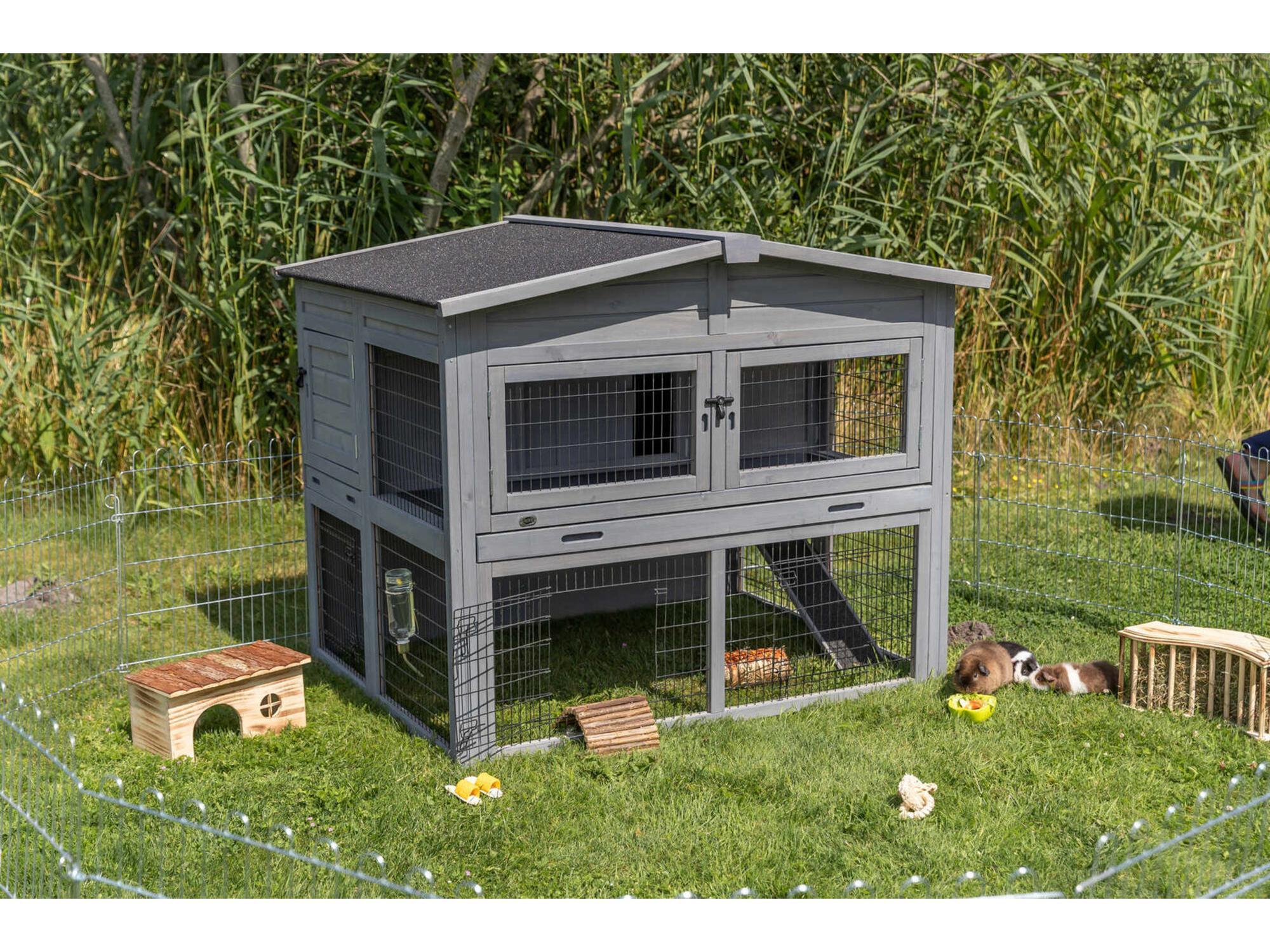 Grått Trixie Small Animal Hutch XL med to etasjer, utegård, og to marsvin på gresset.