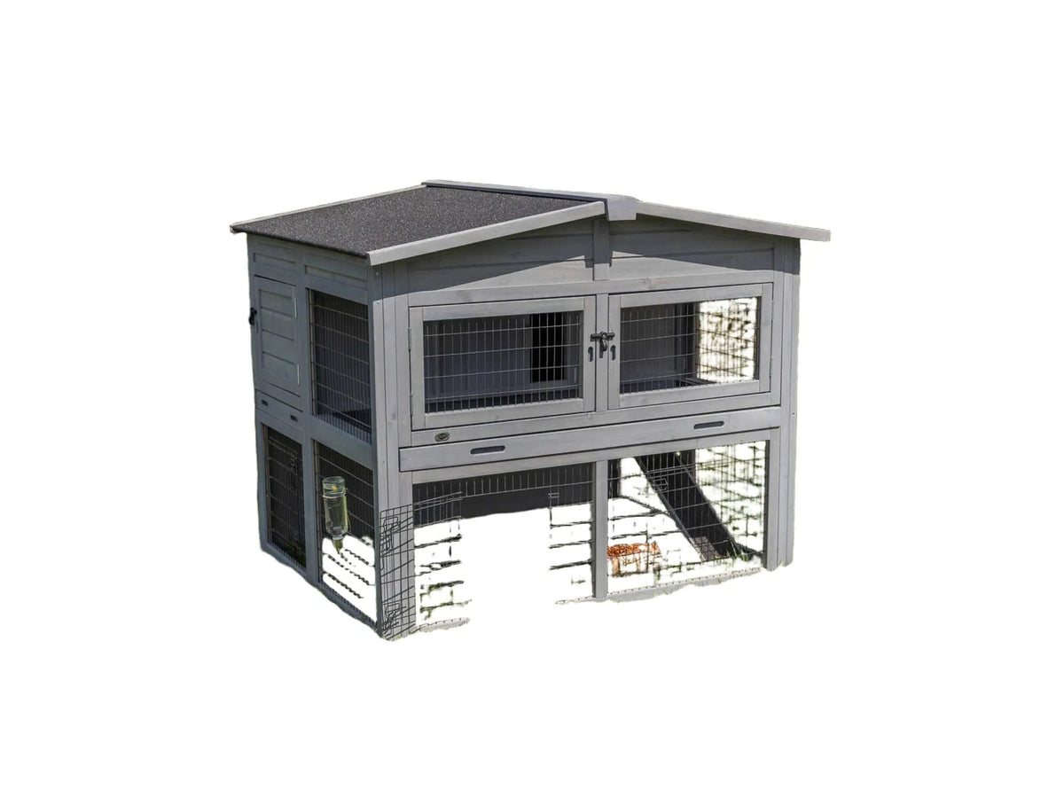 Grått Trixie Small Animal Hutch XL med to etasjer, utegård, og to marsvin på gresset.