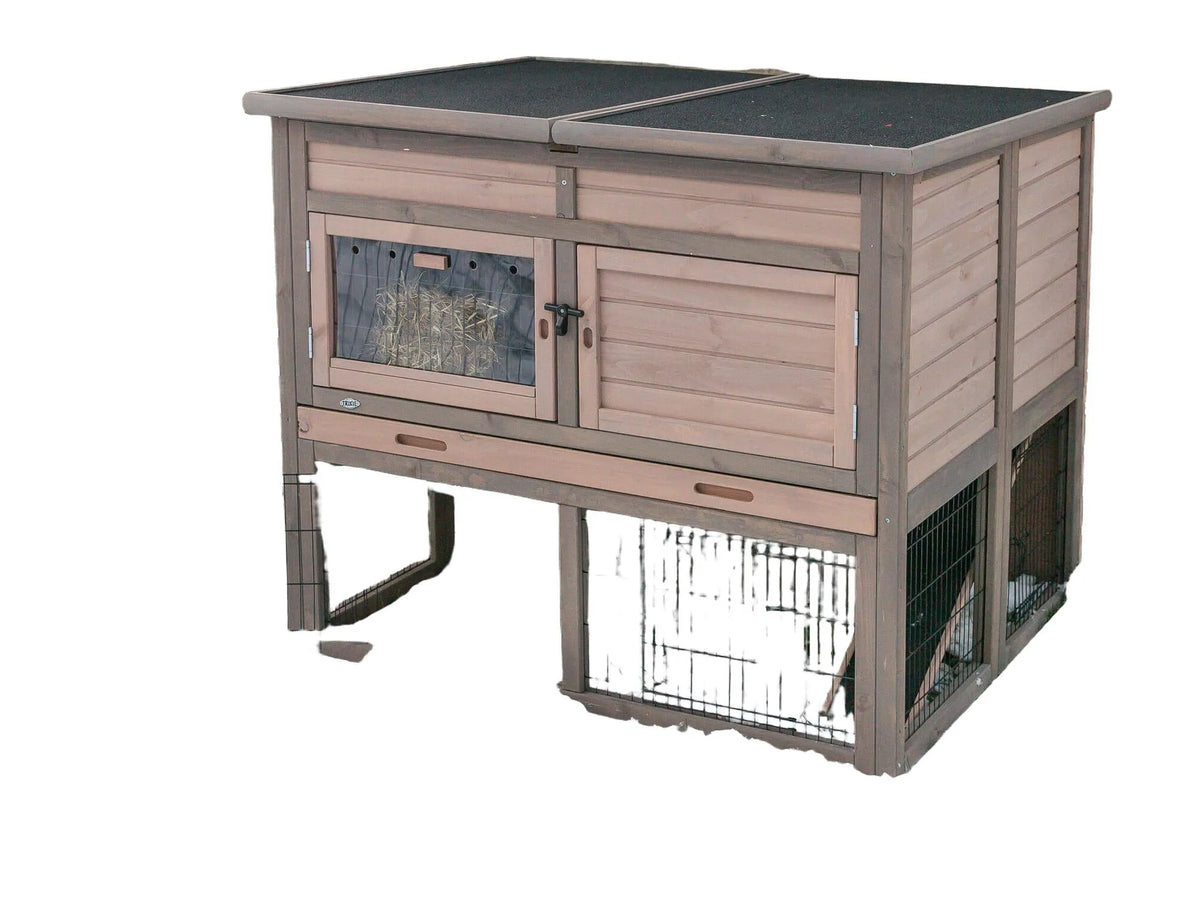 Trixie Small Animal Hutch XL, isolert trebur med mørkt tak, utegård og to kaniner i snøen.