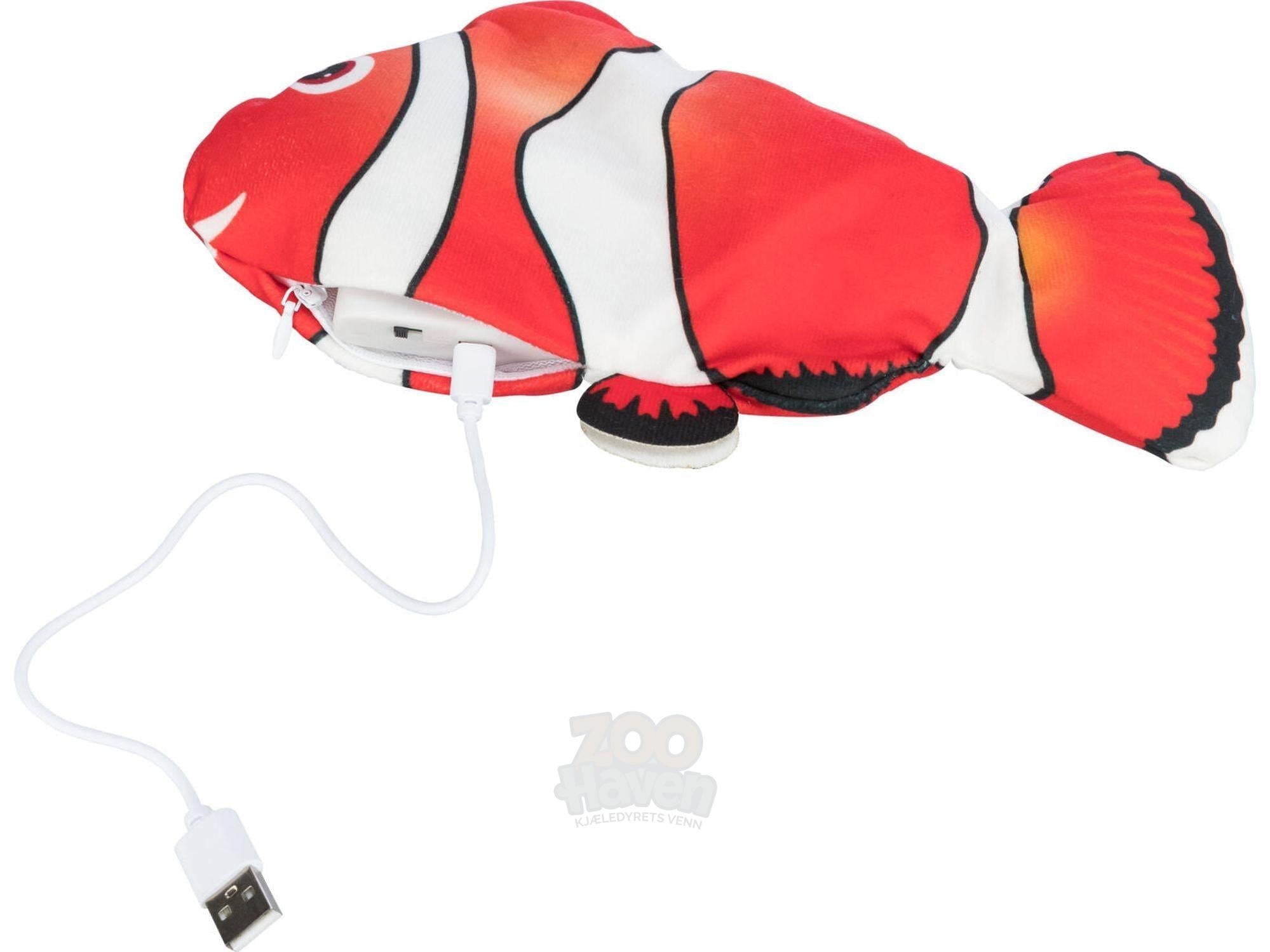 Rød og hvit plysj klovnefisk katteleke, 26 cm, med åpen glidelås og hvit USB-ladekabel.