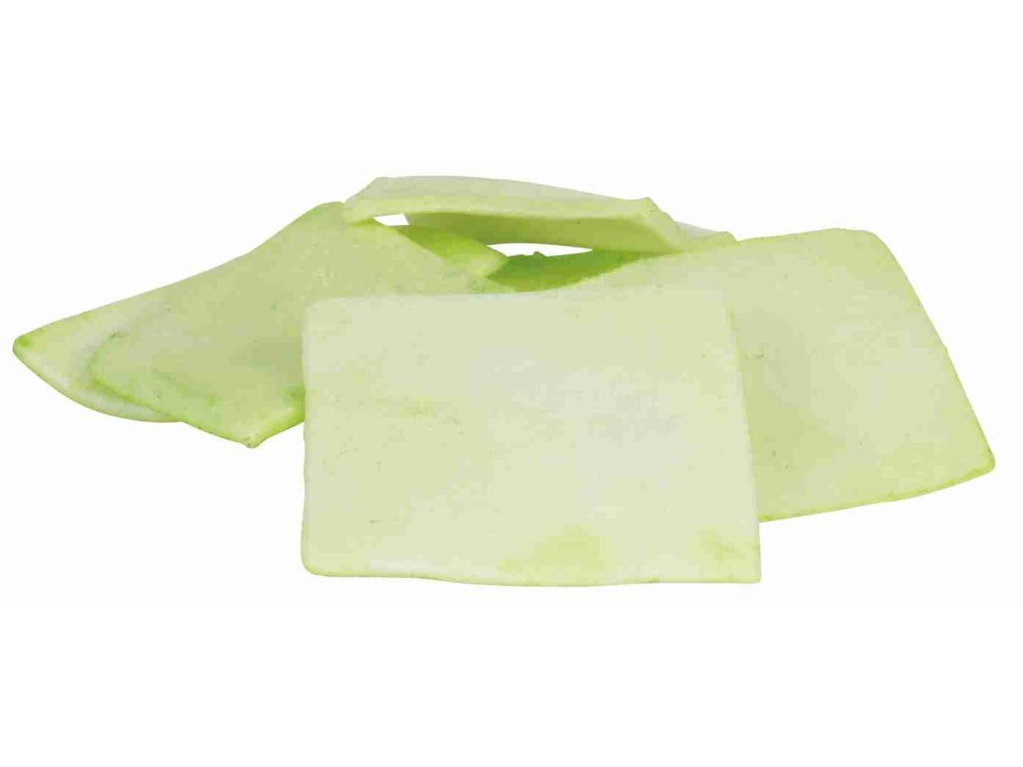 Lysegrønne, flate Trixie DentaFun tyggechips med spirulina for hunder.