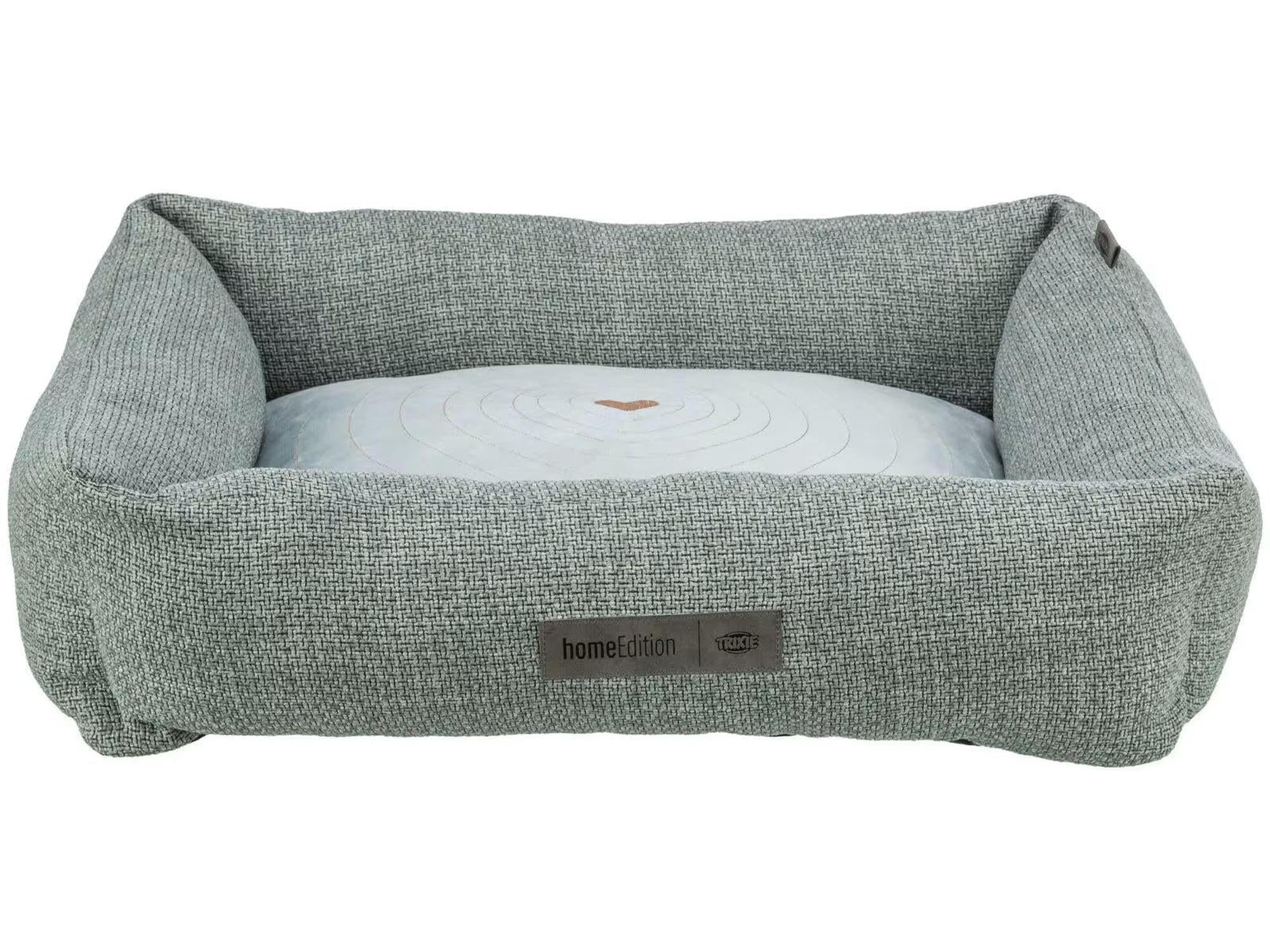 Grå Trixie Viviana hundeseng i vevd stoff med myk pute, brodert hjerte og Home Edition-merke.