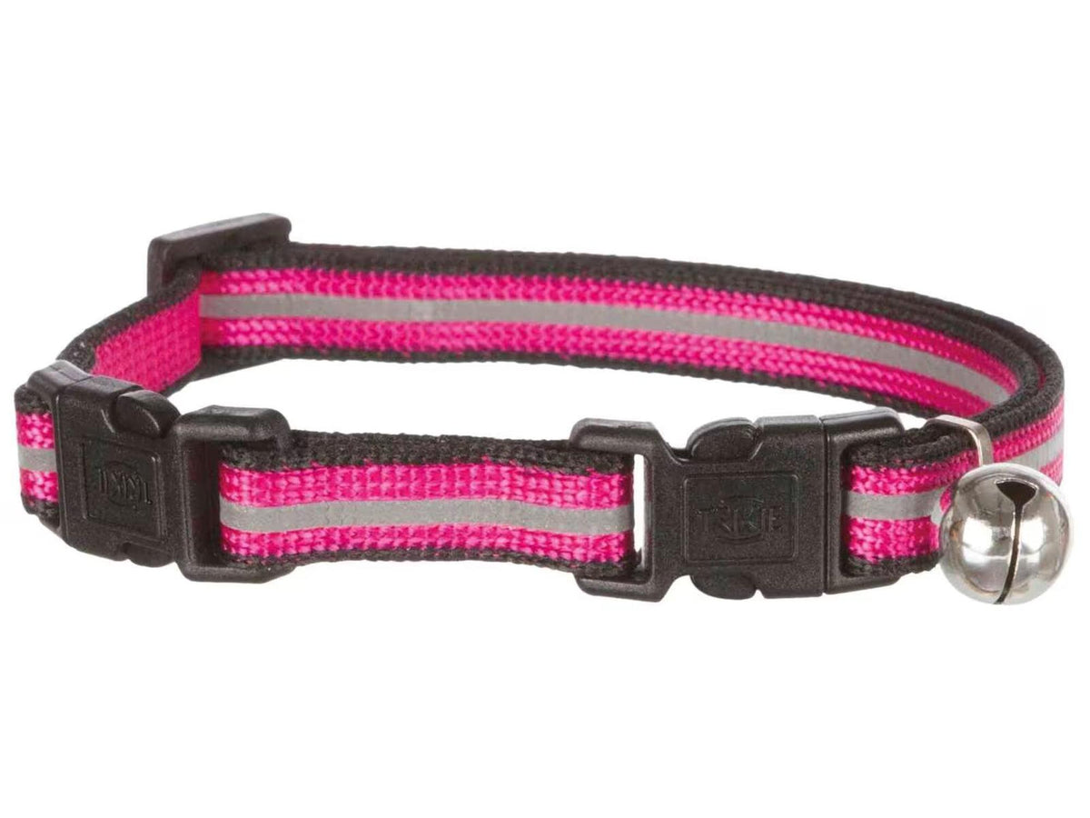 Rosa nylon kattehalsbånd med refleksstripe, doble hurtiglåser og en liten bjelle.