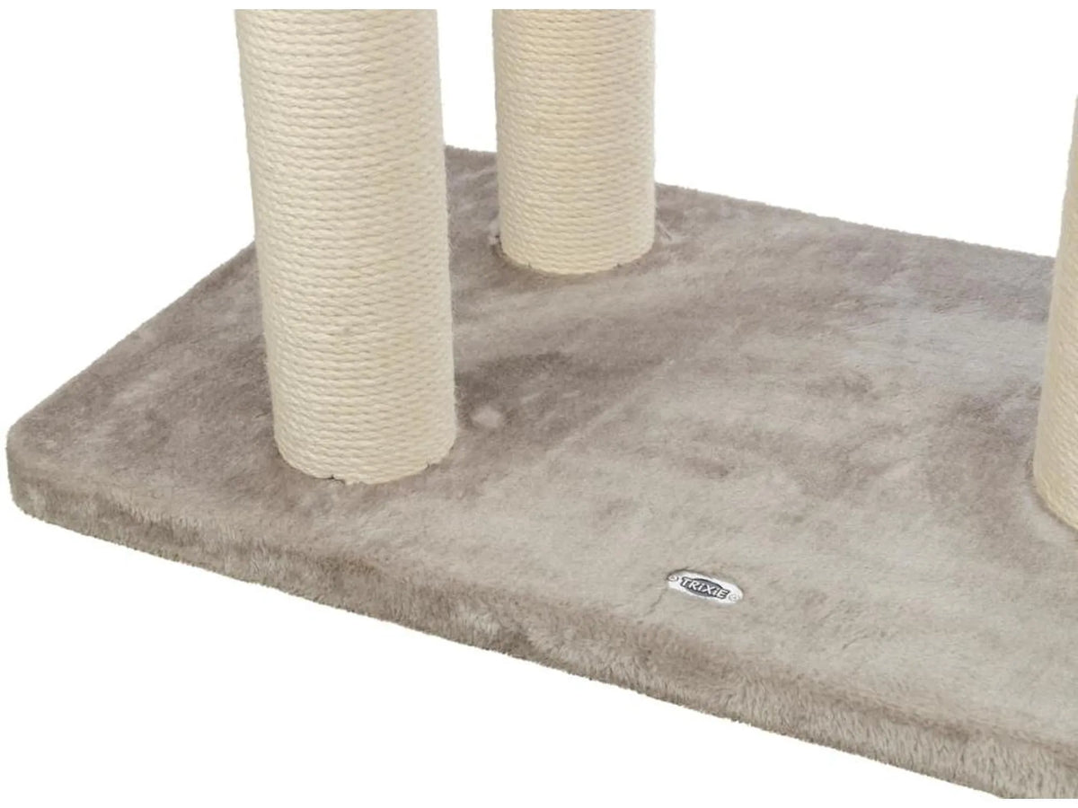 Trixie Marina kattetre med beige sisal klorestolper og grå plysj bunnplate.