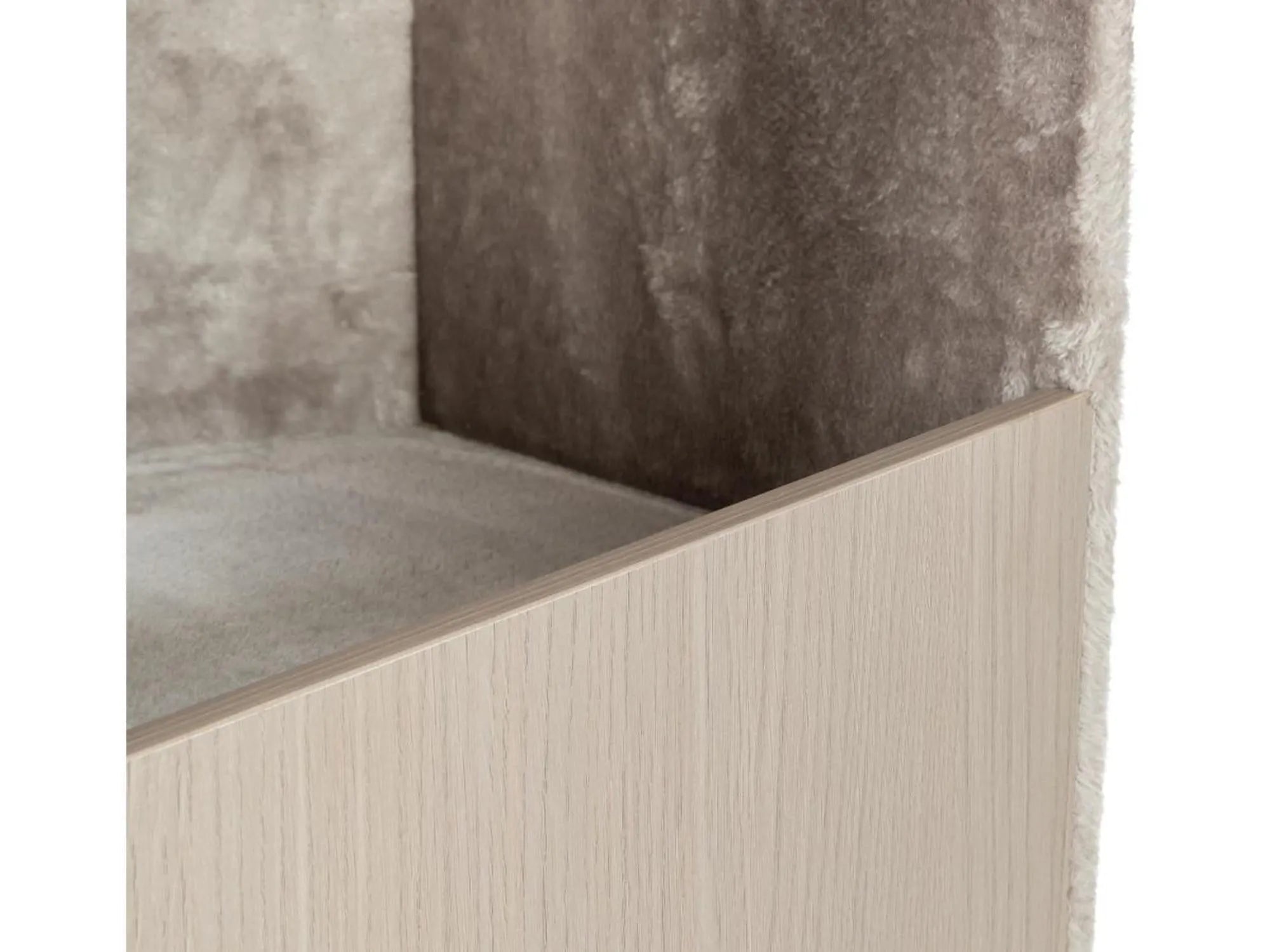 Nærbilde av Trixie Marina kattetre med beige plysj og lys tre-look MDF-panel.