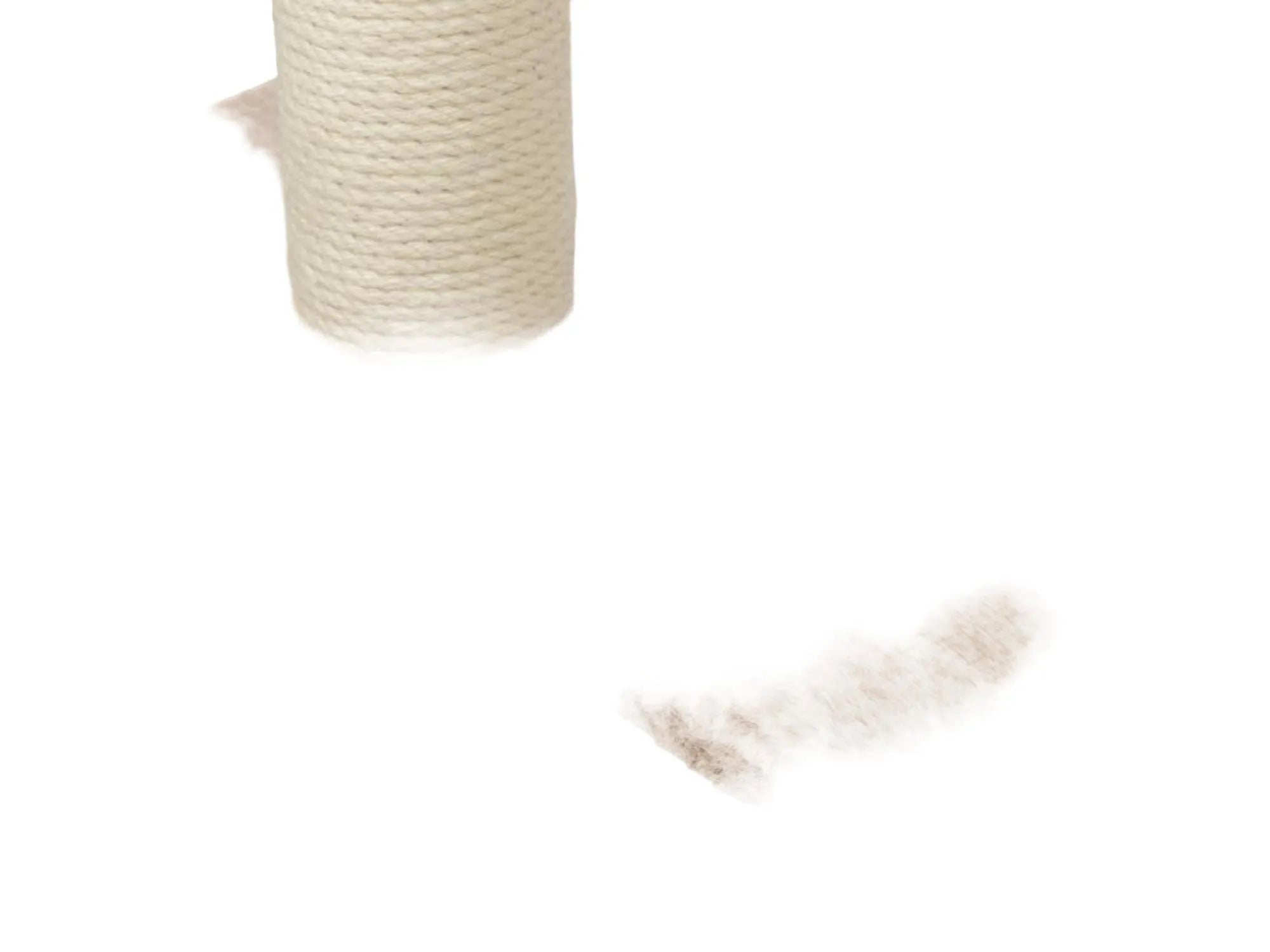 Trixie Sienna kattetre med beige plysj og sisal klorestolper på en solid base.