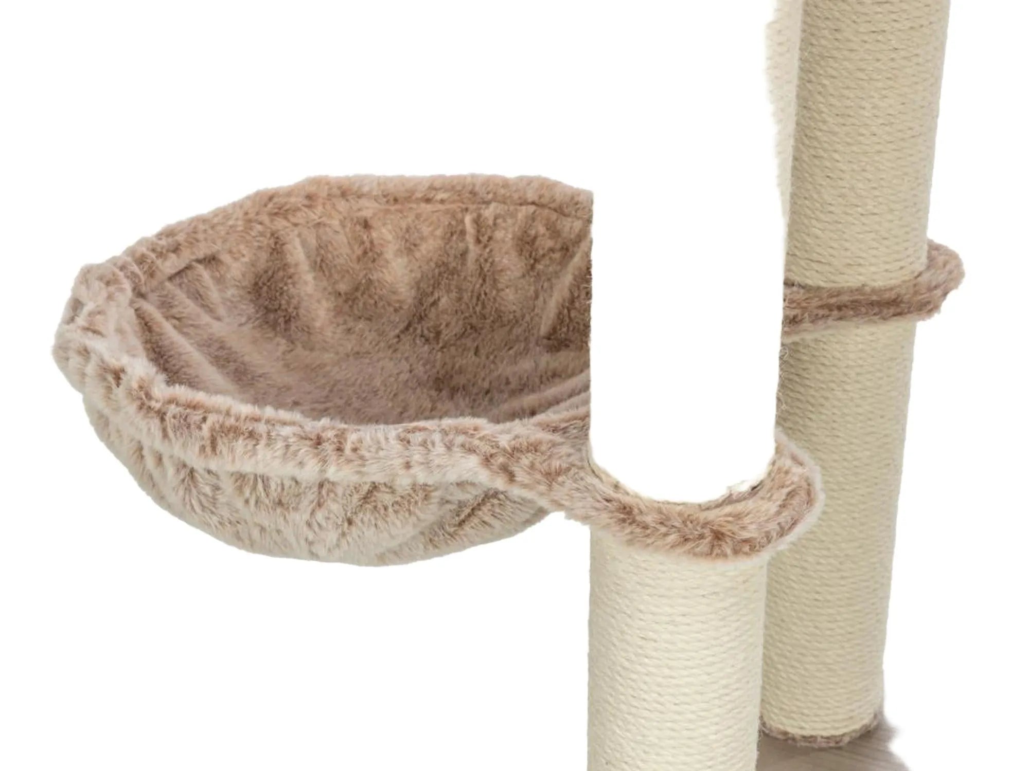 Trixie Sienna kattetre med beige sisalstolper og myk, brun plysjhengekøye.