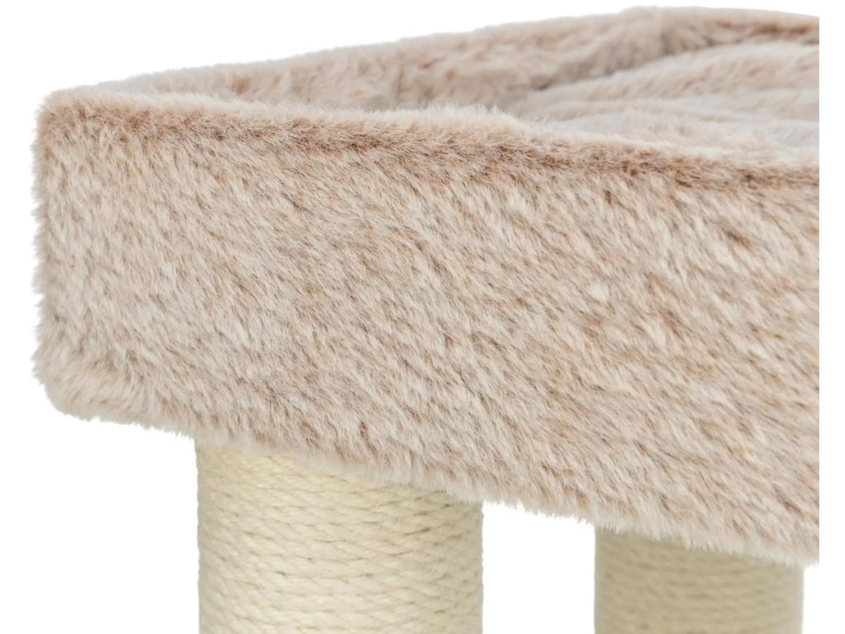 Nærbilde av Trixie Sienna kattetre med beige plysj og sisalbelagte klorestolper.