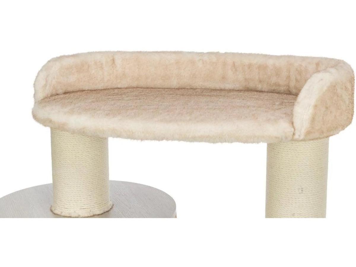 Beige, myk kattehylle med polstret liggeflate og to sisal-kledde stolper på en lys trebase.