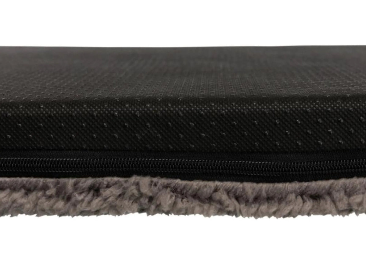 Trixie Bendson Vital hundemadrass, 120x85cm, med grått plysjtrekk, glidelås og sklisikker underside.