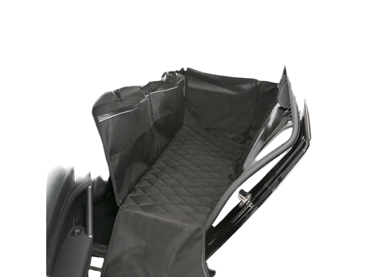 Sort Trixie setetrekk i polyester for bilens baksete, 1,55x1,30m, med høye sidepaneler og quiltet bunn.
