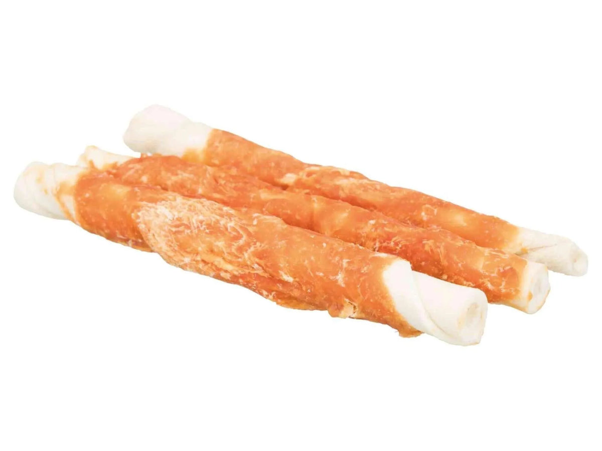 Tre Trixie tyggeruller av råhud med kyllingfilet, ca. 17 cm lange, med hvit og oransje farge.