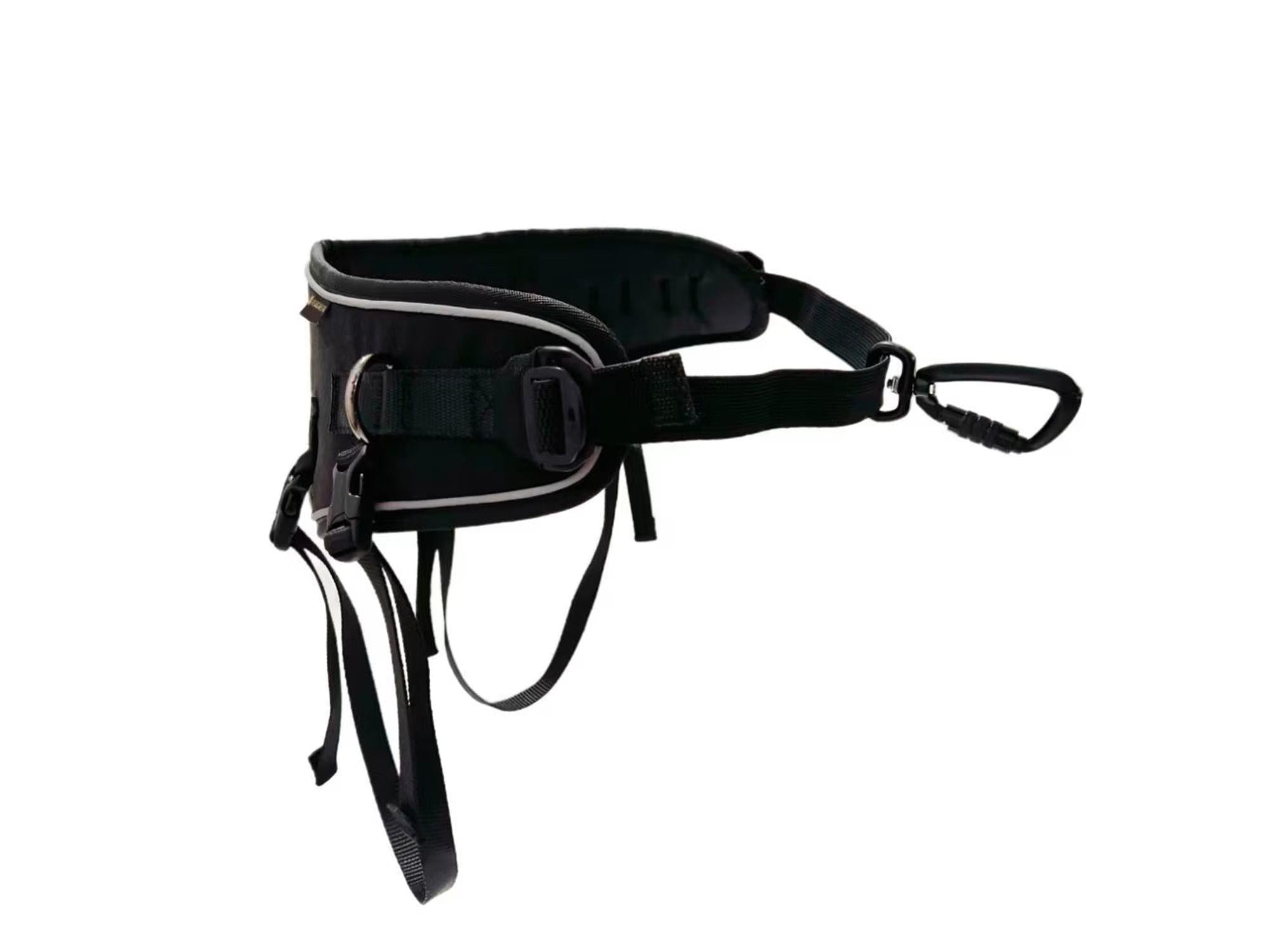 Svart VIP Hiking Belt 2.0 turbelte med hvite reflekser, justerbare stropper og karabinkrok.