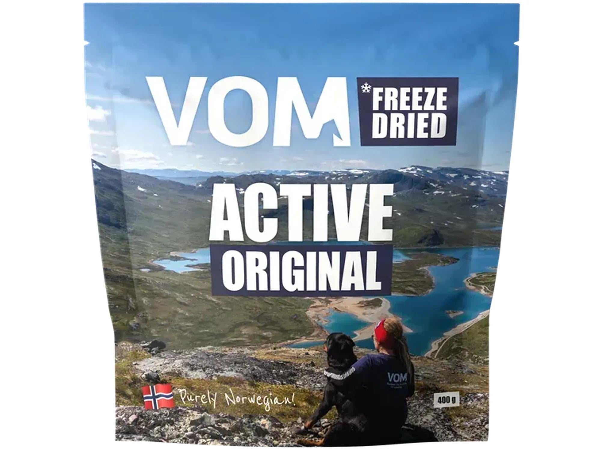 VOM Freeze Dried Active Original hundefôr i blå pose med fjellandskap, hund og eier, 400g.
