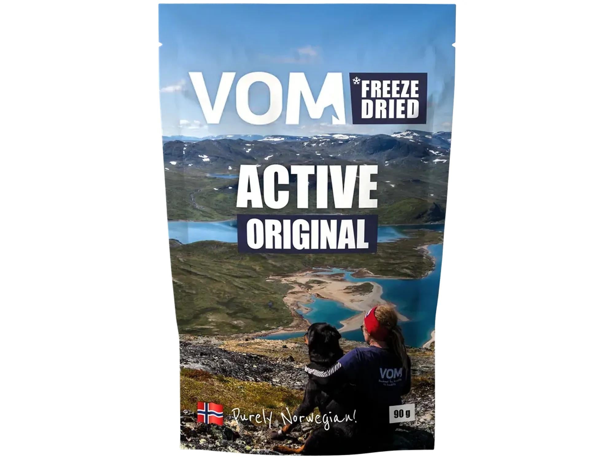 VOM Freeze Dried Active Original hundefôr i 90g pose med fjellandskap, hund og eier.