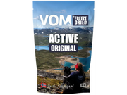 VOM Freeze Dried Active Original hundefôr i 90g pose med fjellandskap, hund og eier.