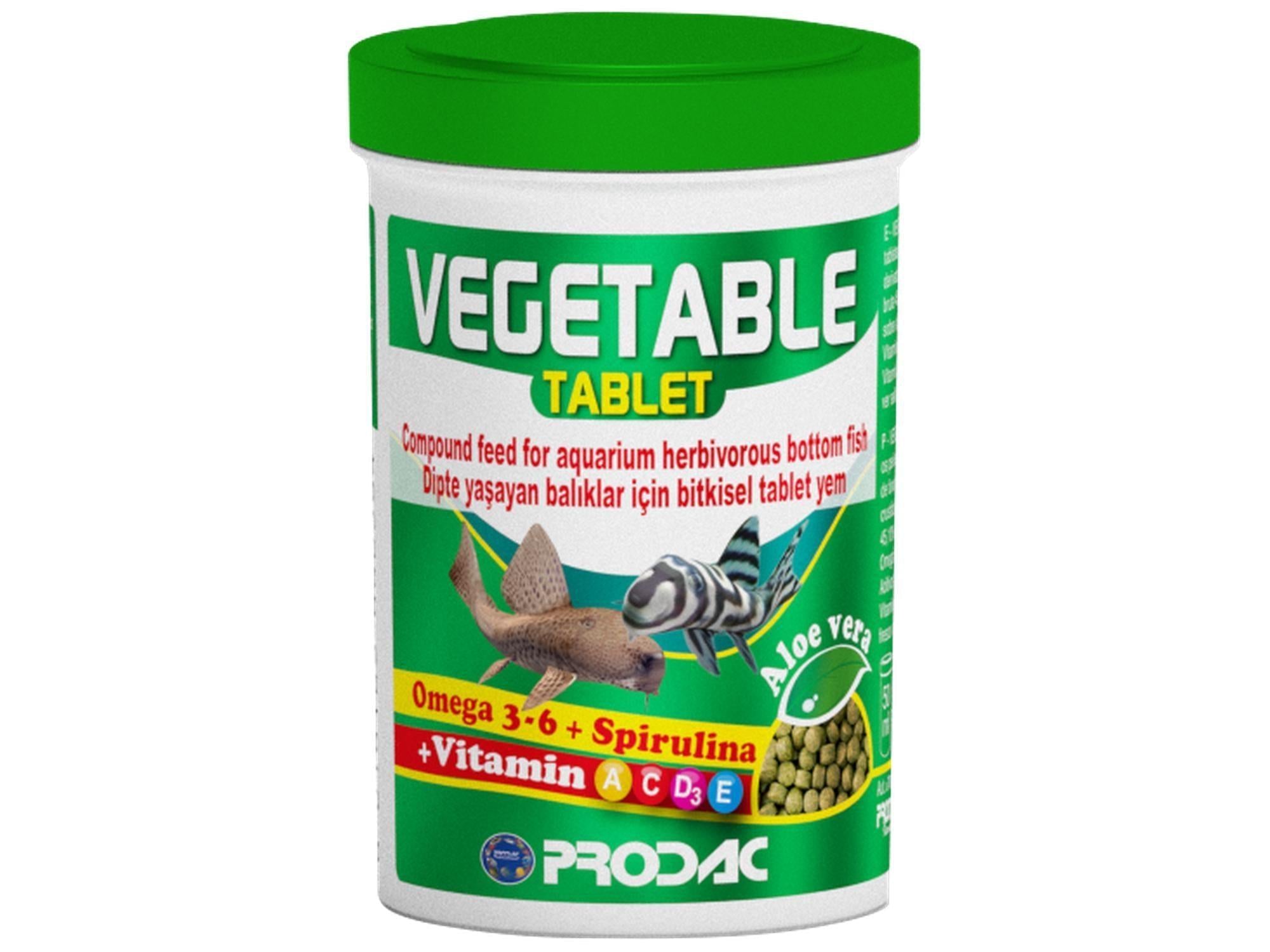 Prodac Vegetable Tablet fiskefôr i hvit beholder med grønt lokk, illustrasjon av fisk og fôrpiller.