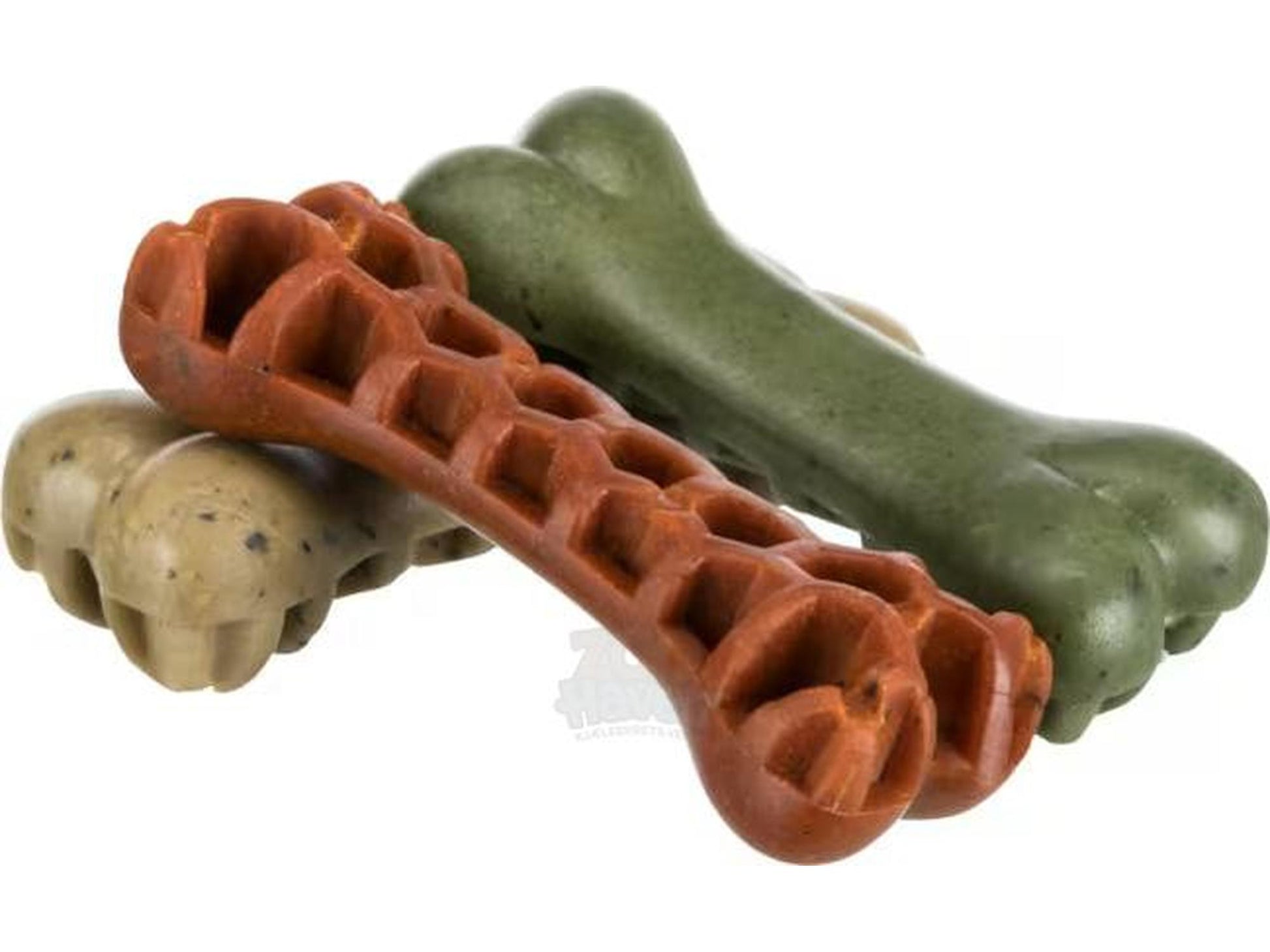Tre veganske tyggebein til hund: ett brunt honey comb-formet, ett grønt og ett beige bein.