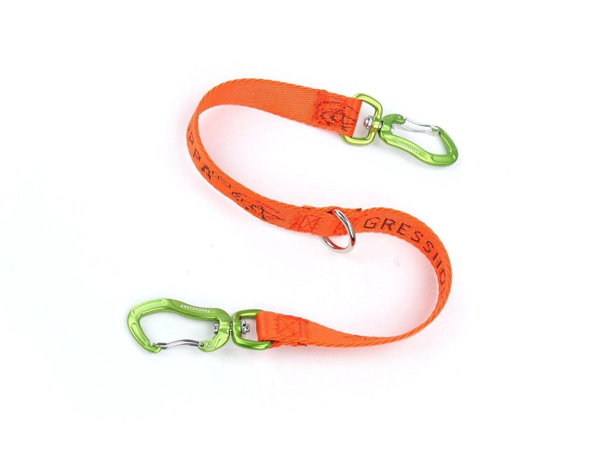 Oransje Verdal hanefot 20mm x 20cm med grønne karabinkroker og D-ring.