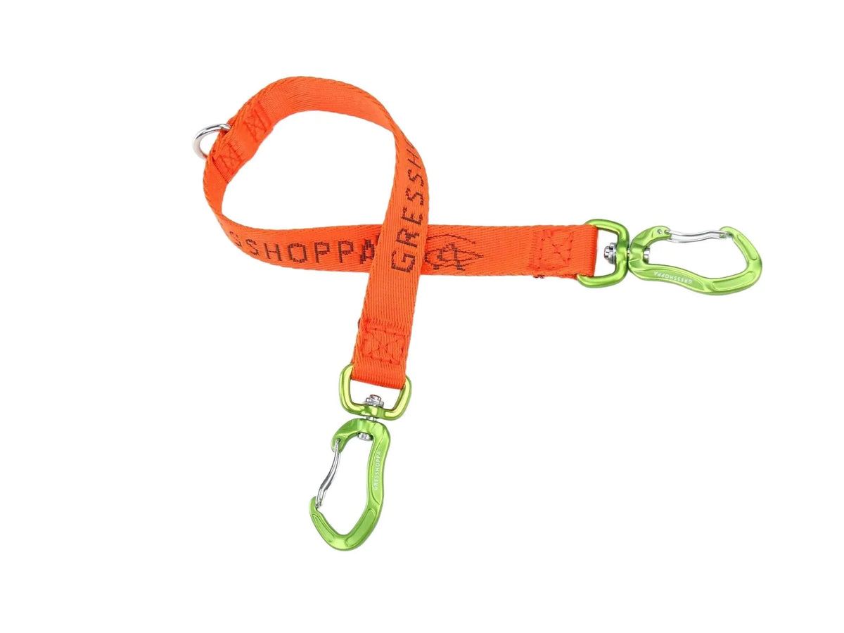 Oransje Verdal hanefot 20mm x 20cm med grønne karabinkroker og D-ring.