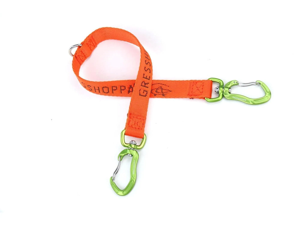 Oransje Verdal hanefot 20mm x 20cm med grønne karabinkroker og D-ring.