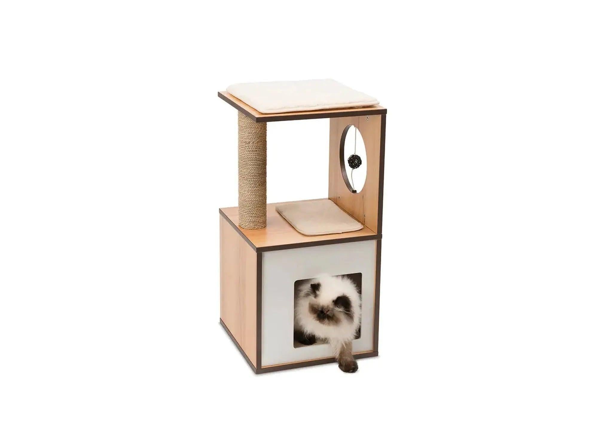 Vesper V-Box Small Walnut kattemøbel med hule, klorestolpe og liggeflater, en katt titter ut.