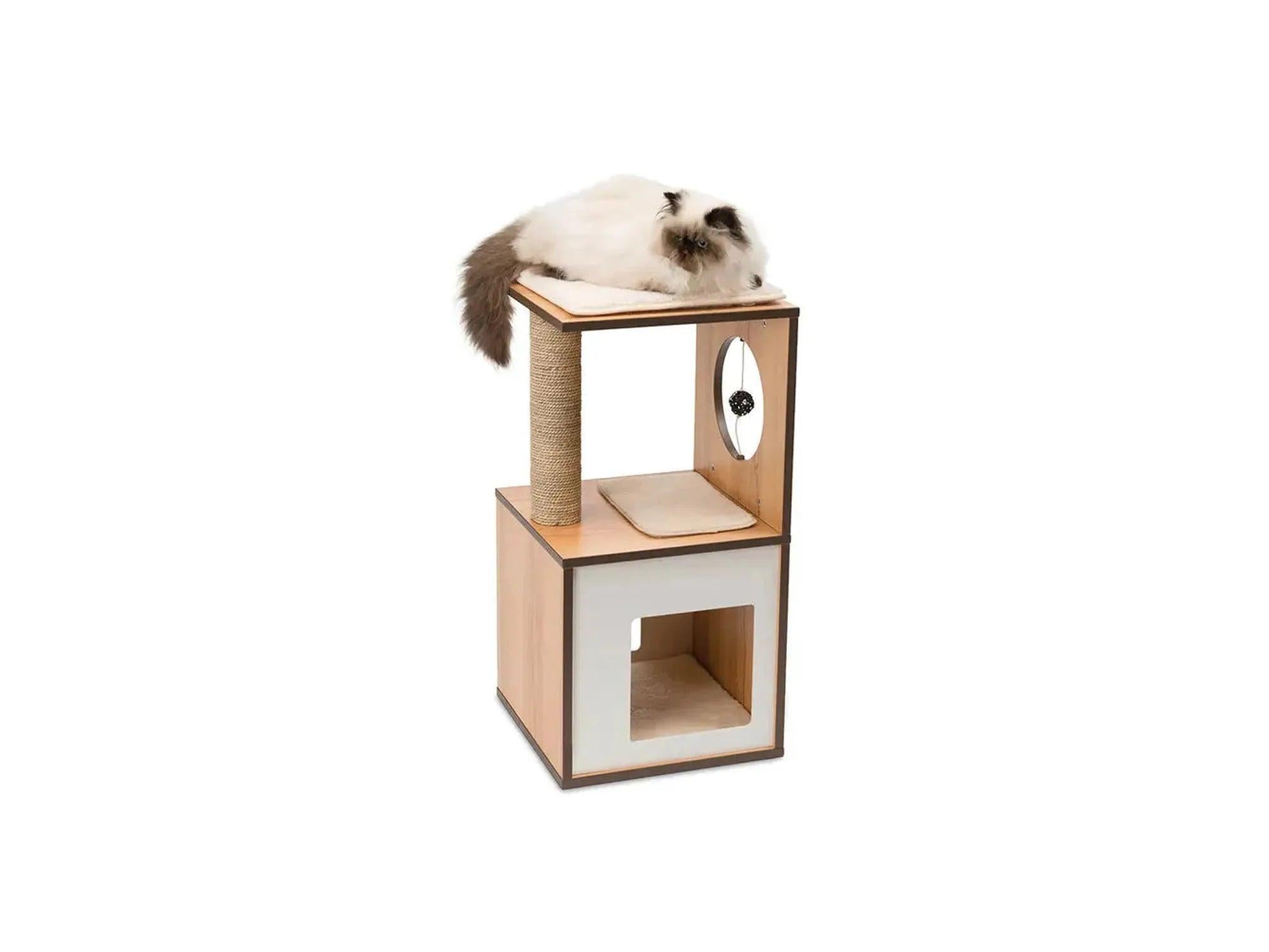 Vesper V-Box Small Walnut kattemøbel med hule, klorestolpe og liggeflater. En katt hviler på toppen.