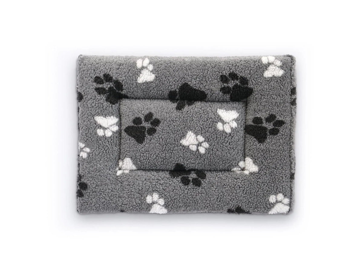 VetBed Burmatte Fleece Soft i grå med sorte og hvite poter, tilpasset standard bur.