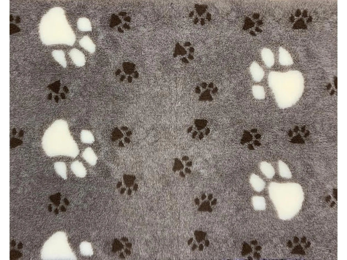 VetBed Nonslip liggematte 100x150 cm med mørkebrune og hvite poter på brun bunn.