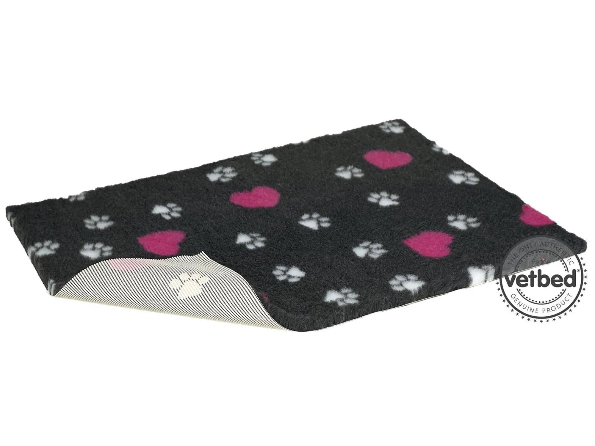 VetBed Nonslip liggematte med hvite poter og rosa hjerter på charcoal bunn.