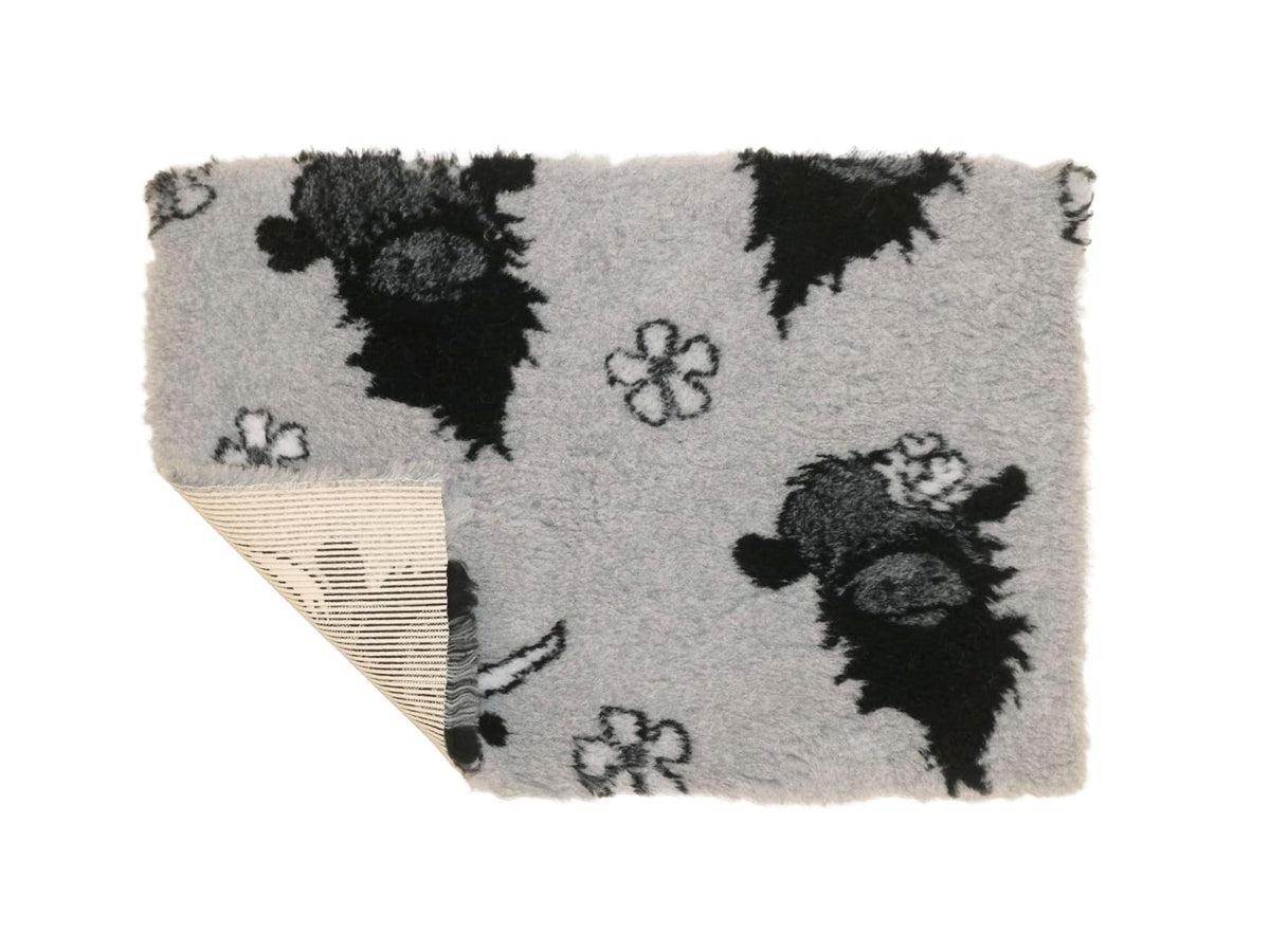 VetBed Nonslip liggematte i 100x75 cm med highland-ku-motiv på grå bunn.